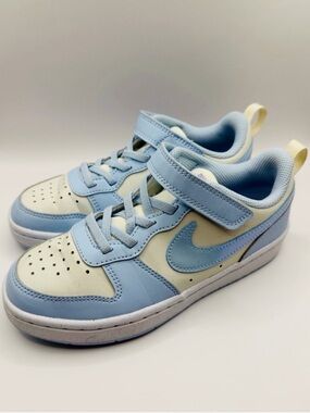 Nike Kids Low-Top Sneakers in Light Blue and Cream